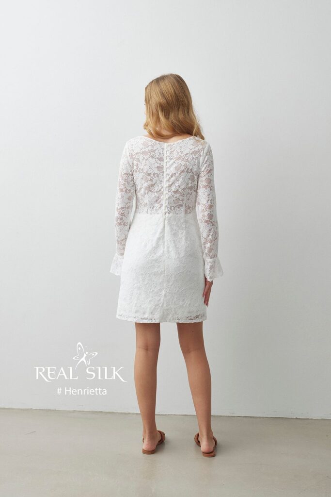 Real Silk Henrietta konfirmationskjole bagfra med transparent blomsterblonde, perleknapper og kort lige skørt