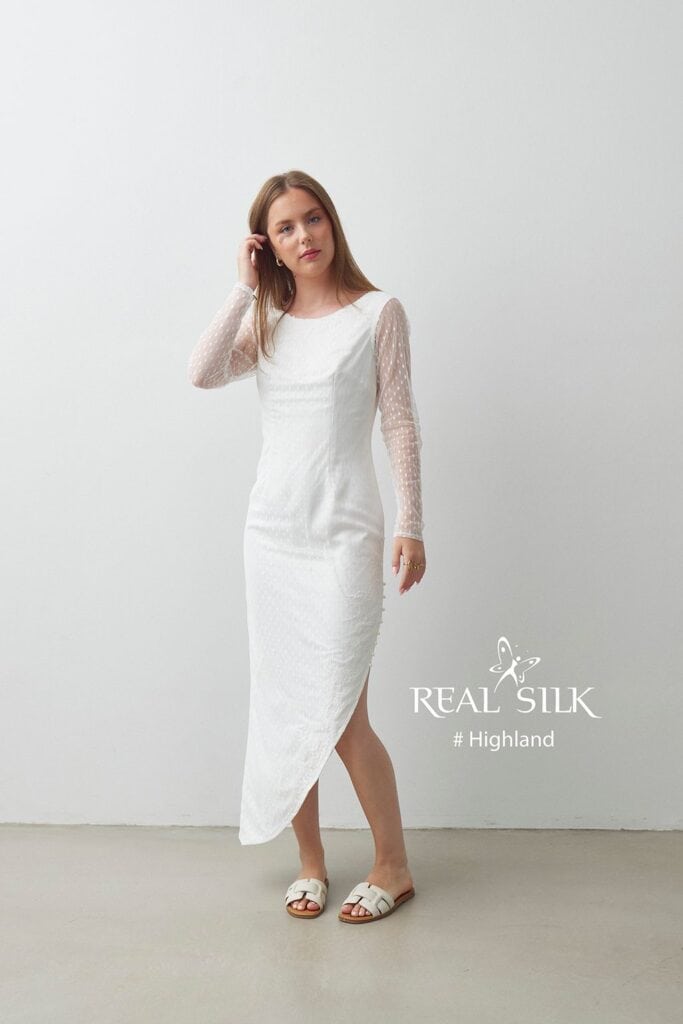 Real Silk Highland konfirmationskjole med langt smalt snit, prikkede transparente ærmer og høj sideslids