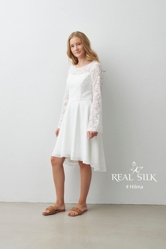 Real Silk Hilma konfirmationskjole med lange blondeærmer, transparent halsudskæring og high-low-skørt