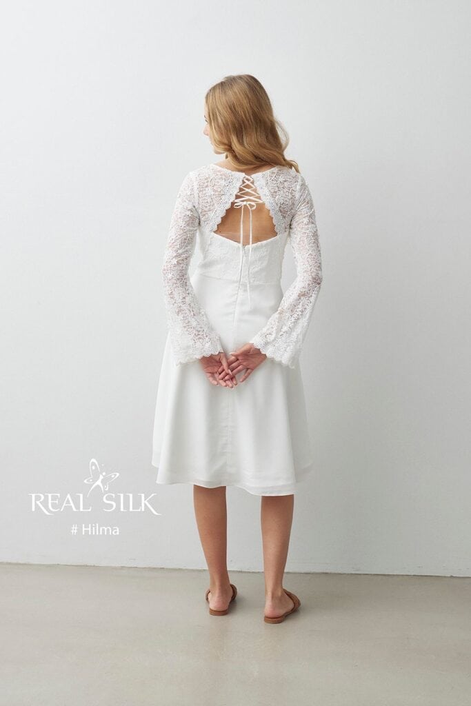 Real Silk Hilma konfirmationskjole bagfra med oval rygåbning, snørelukning og lange blondeærmer